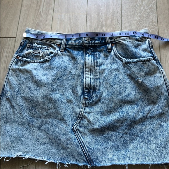 Abercrombie & Fitch Light Wash Blue Denim Mini Skirt - Picture 3 of 10